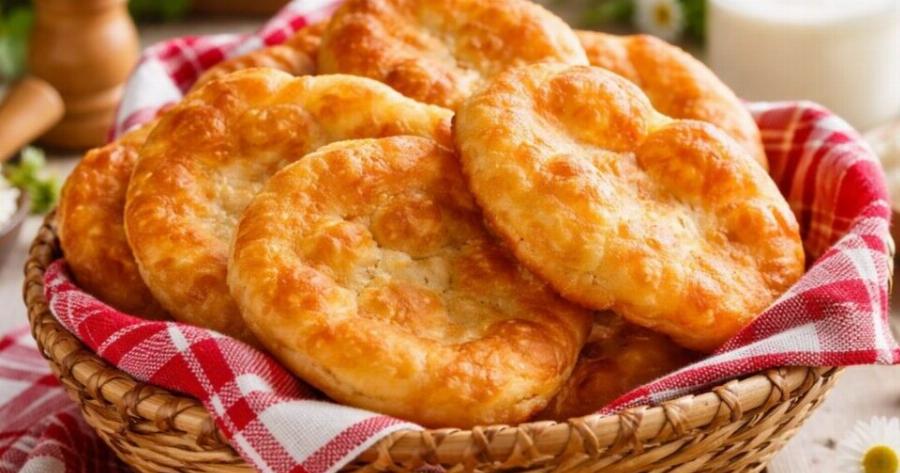 Αφράτες τηγανίτες με γιαούρτι και τυρί – εύκολες και πεντανόστιμες