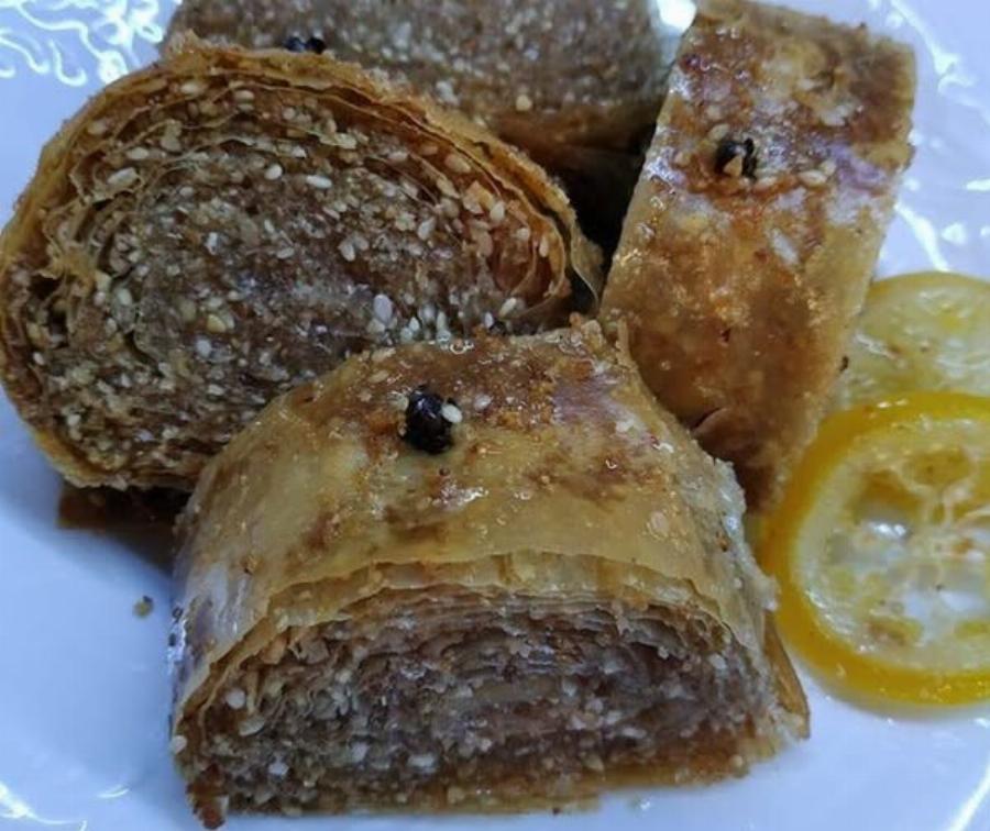 Σουσαμόπιτα ρολό νηστίσιμη με σιρόπι – Τραγανή και αρωματική σαν της γιαγιάς