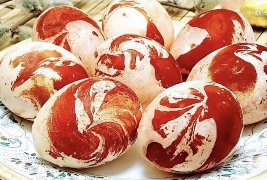 Χωρίς βαφές και χημικά: Το κόλπο για τα πιο εντυπωσιακά πασχαλινά αυγά!