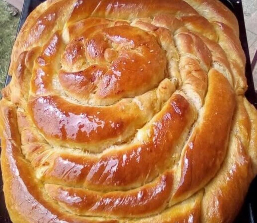 Η πιο αφράτη πατατόπιτα με τραγανό φύλλο – Μόλις τη βγάλεις από τον φούρνο θα εξαφανιστεί!