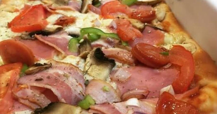 Η πιο αφράτη σπιτική πίτσα στο ταψί – Με ζύμη που λιώνει και υλικά που μοσχοβολούν