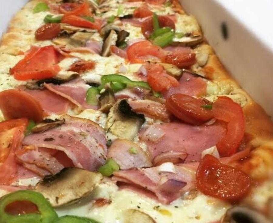 Η πιο αφράτη σπιτική πίτσα στο ταψί – Με ζύμη που λιώνει και υλικά που μοσχοβολούν