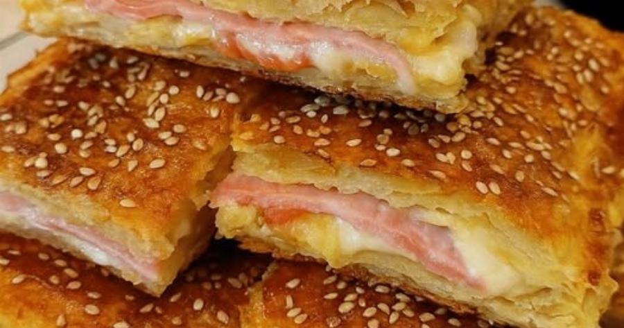 Ζαμπονοκασερόπιτα με σφολιάτα: το μόνο ταψί που δεν μένει ΠΟΤΕ μισογεμάτο