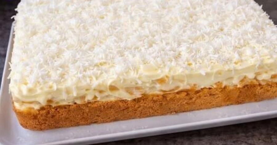 Αφράτο γλυκό καρύδας με κρέμα: Εύκολη συνταγή τύπου τούρτας