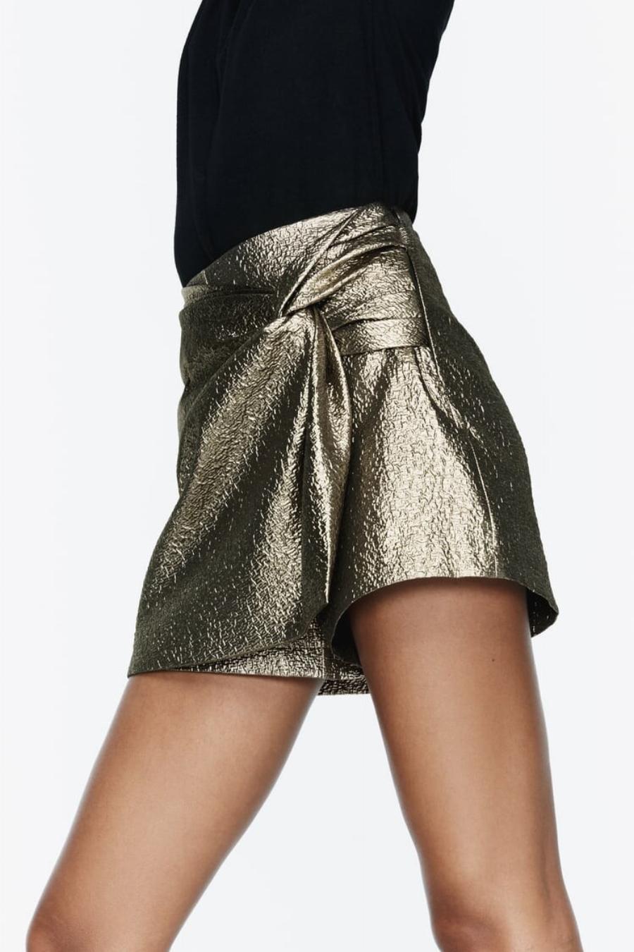 Οι γυναίκες τρέχουν στα ZARA: Το viral σορτσάκι με 25,95 ευρώ που μοιάζει με φούστα και θα απογειώσει τις χριστουγεννιάτικες εμφανίσεις σας