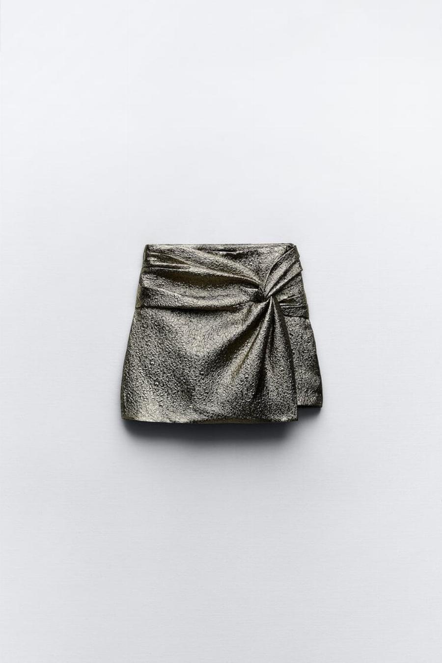 Οι γυναίκες τρέχουν στα ZARA: Το viral σορτσάκι με 25,95 ευρώ που μοιάζει με φούστα και θα απογειώσει τις χριστουγεννιάτικες εμφανίσεις σας