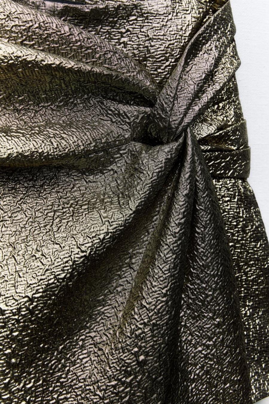 Οι γυναίκες τρέχουν στα ZARA: Το viral σορτσάκι με 25,95 ευρώ που μοιάζει με φούστα και θα απογειώσει τις χριστουγεννιάτικες εμφανίσεις σας