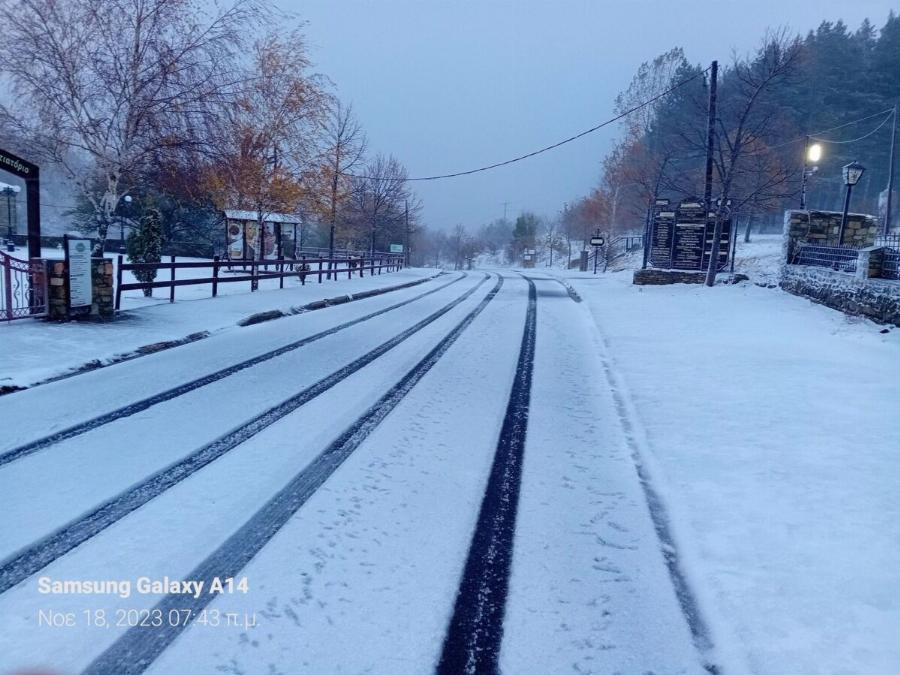 Παραμύθι από χιόνι: Έφτασαν τα πρώτα χιόνια στο παραμυθένιο Νυμφαίο