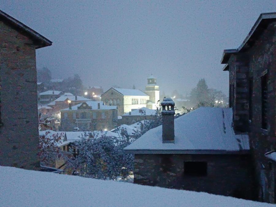 Παραμύθι από χιόνι: Έφτασαν τα πρώτα χιόνια στο παραμυθένιο Νυμφαίο