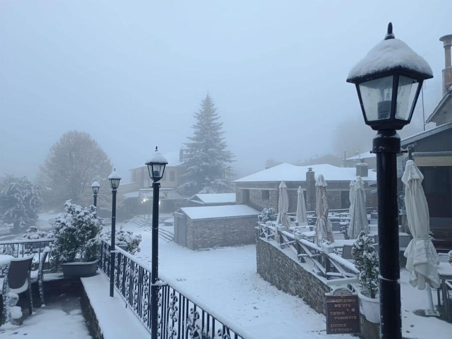 Παραμύθι από χιόνι: Έφτασαν τα πρώτα χιόνια στο παραμυθένιο Νυμφαίο