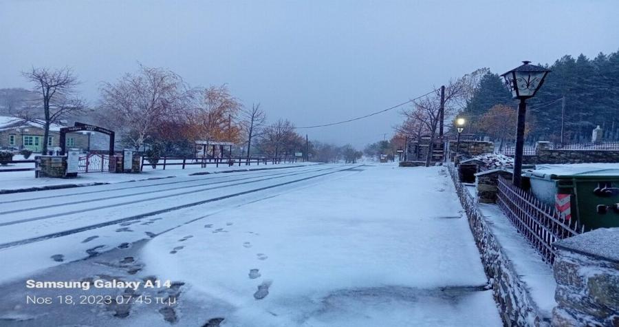 Παραμύθι από χιόνι: Έφτασαν τα πρώτα χιόνια στο παραμυθένιο Νυμφαίο