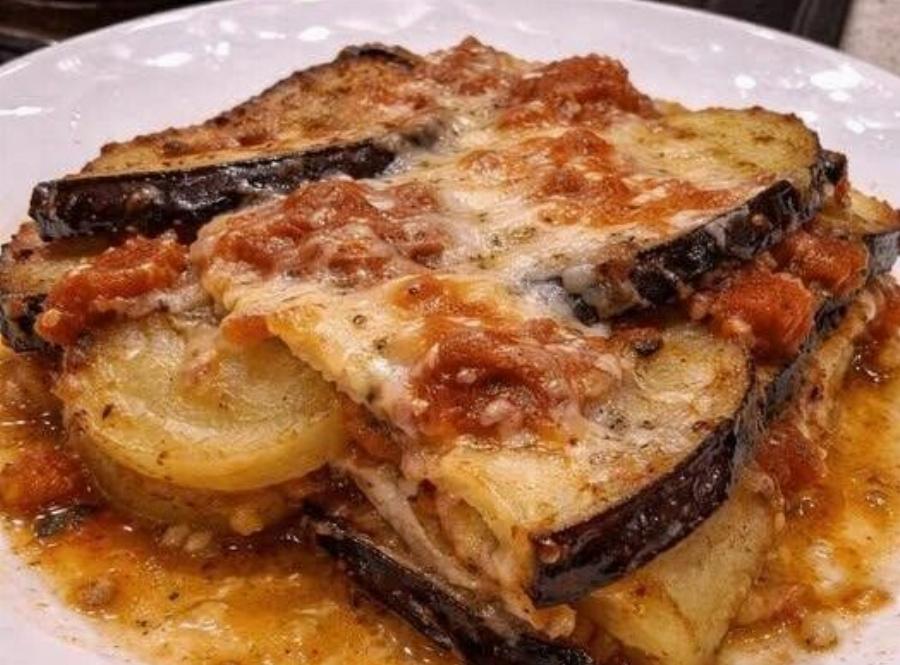 Πατάτες με μελιτζάνες στον φούρνο: εύκολο και οικονομικό φαγητό