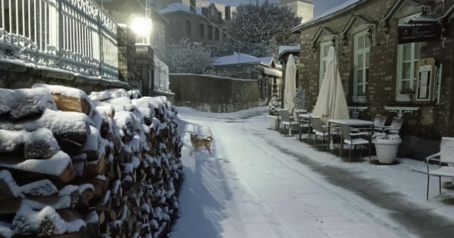 Παραμύθι από χιόνι: Έφτασαν τα πρώτα χιόνια στο παραμυθένιο Νυμφαίο