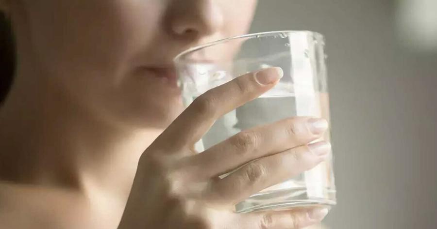 Τα 6 σnμάδια καμπανάκıα που δείχνουν ότι δεν πiνετε όσο νερό πρέπει