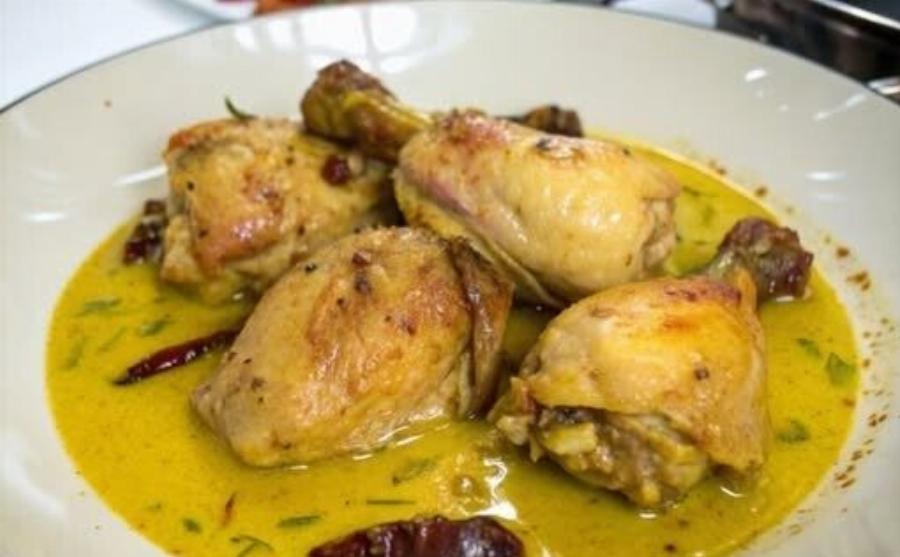 Κοτόπουλο κατσαρόλας με σάλτσα – εύκολη συνταγή σαν της μαμάς