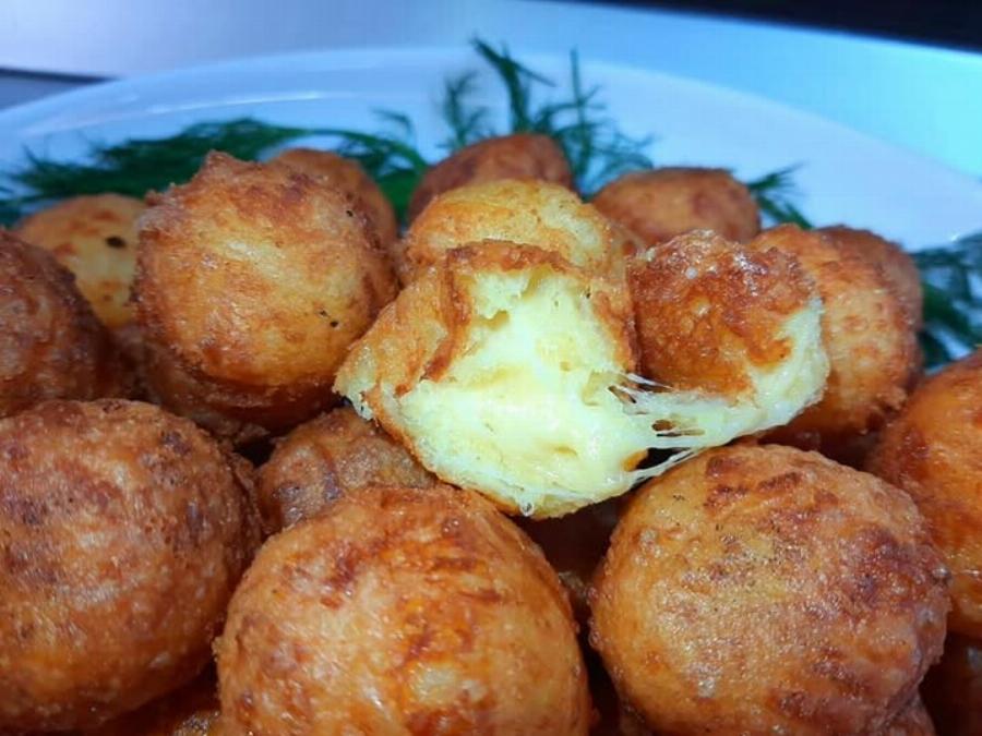 Τα τραγανά μπαλάκια τυριού που λιώνουν στο στόμα – Ένα τηγάνι και εξαφανίζονται σε λεπτά