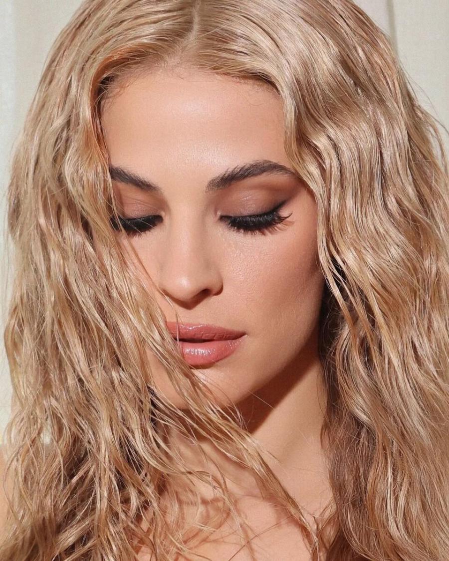 Διάσημη Ελληνίδα έβαψε τα μαλλιά της και δεν την αναγνωρίζει κανείς