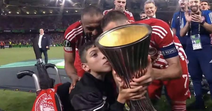 Δάκρυα συγκίνησης: Ο μικρός Γιαννάκης πανηγυρίζει με το τρόπαιο του Conference League