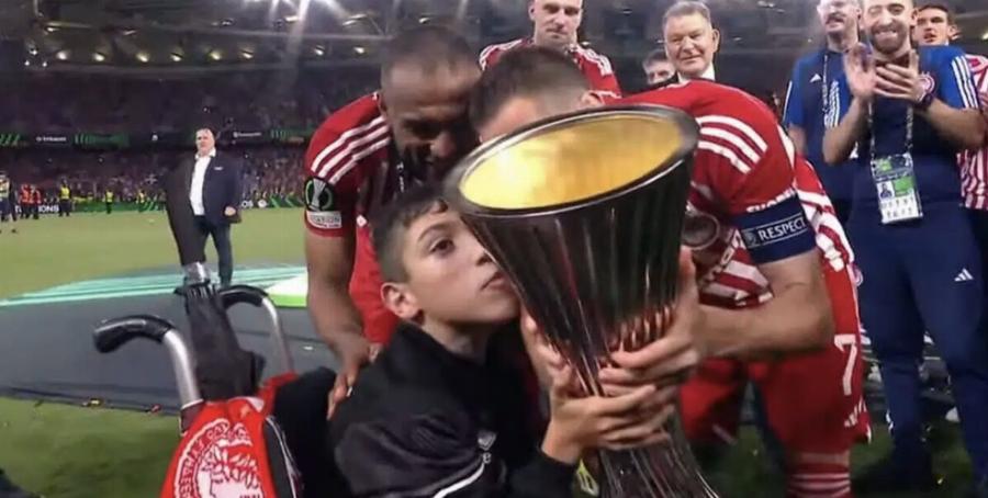 Δάκρυα συγκίνησης: Ο μικρός Γιαννάκης πανηγυρίζει με το τρόπαιο του Conference League
