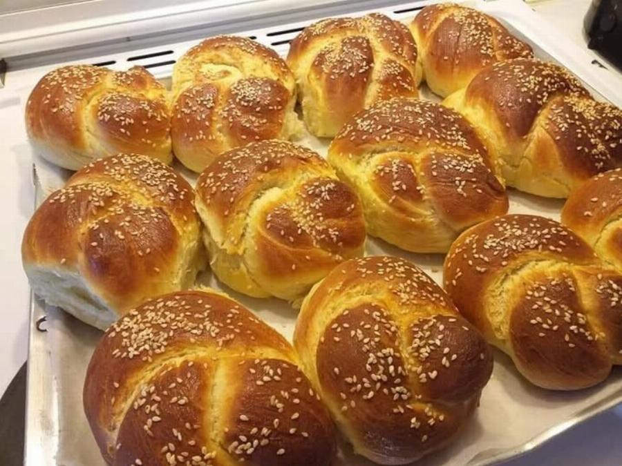 Αφράτα τσουρεκάκια με ίνες και άρωμα – Η εύκολη συνταγή που πετυχαίνει πάντα