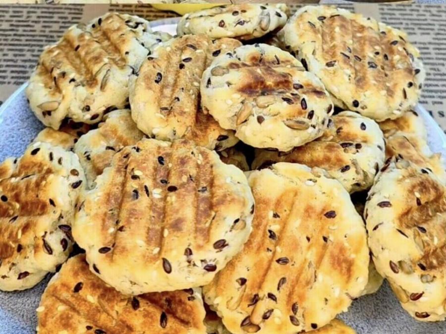 Νηστίσιμα μπισκότα με σπόρους στην τοστιέρα – Έτοιμα σε λίγα λεπτά χωρίς φούρνο