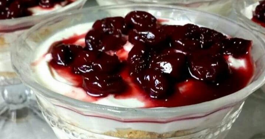 Το ατομικό cheesecake με βύσσινο που θυμίζει ζαχαροπλαστείο αλλά είναι light