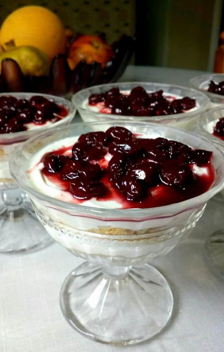 Το ατομικό cheesecake με βύσσινο που θυμίζει ζαχαροπλαστείο αλλά είναι light