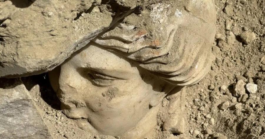 Βρέθηκε εγκλωβισμένο ανάμεσα σε δύο βράχους το κεφάλι αγάλματος 2.100 ετών – Ανήκει σε Ελληνίδα θεά