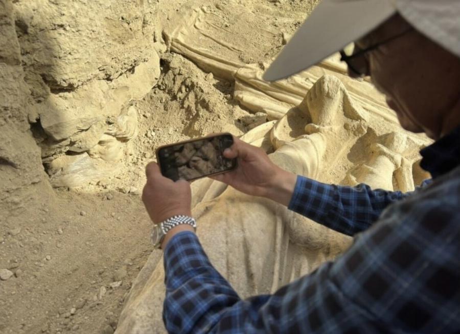 Βρέθηκε εγκλωβισμένο ανάμεσα σε δύο βράχους το κεφάλι αγάλματος 2.100 ετών – Ανήκει σε Ελληνίδα θεά