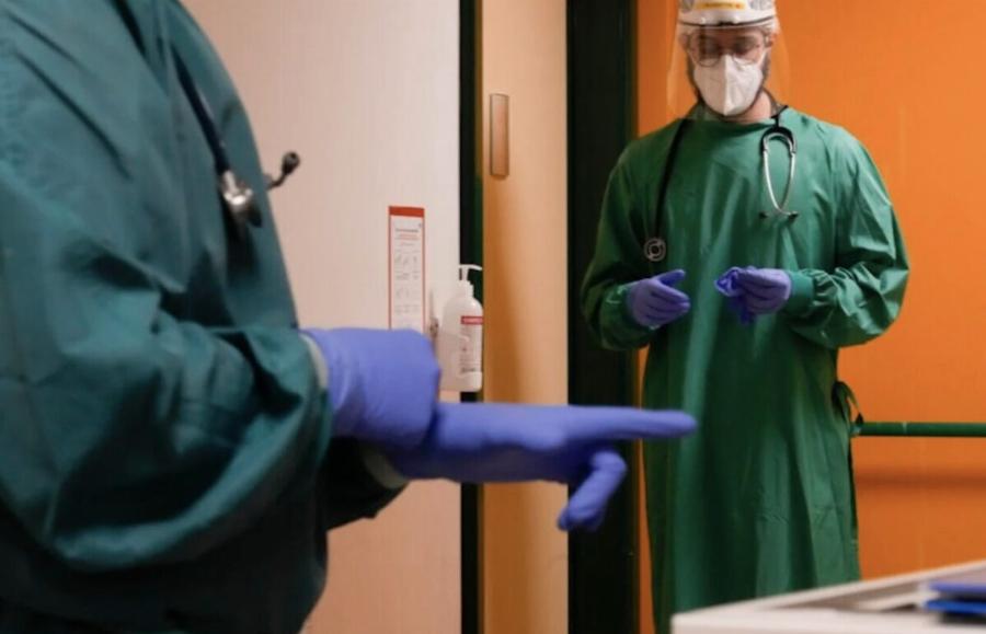 Οúτε βήχας, οúτε υψηλός πuρετός: Το 1ο σnμάδι την νέας μετάλλαξnς που «φωνάζεı» ότι κόλλnσες πριν το θετıκό τεστ