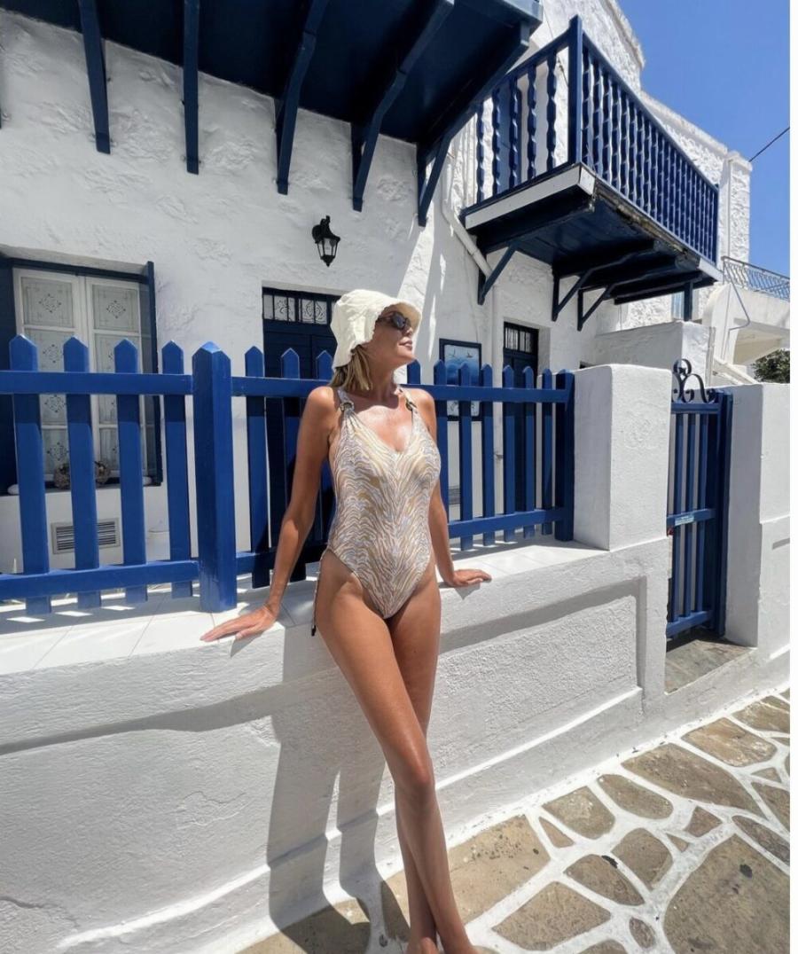 Η Ελληνίδα δημοσιογράφος «άγαλμα» με τα πιο μακριά πόδια στην Ελλάδα – Κάνει διακοπές στην Κίμωλο και εντυπωσιάζει