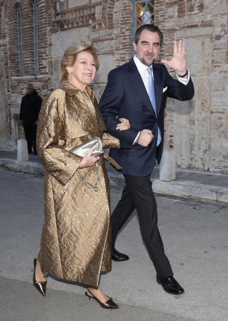 Mε χpυσή ζακάρ καμπαρντίνα, ζαλίζει η τιμή της: Τις “έσβησε” όλες η Άννα Μαρία στα 78 της, εμφάνιση χιλιάδων ευρώ στον γάμο του γιου της με την Χρυσή Βαρδινογιάννη