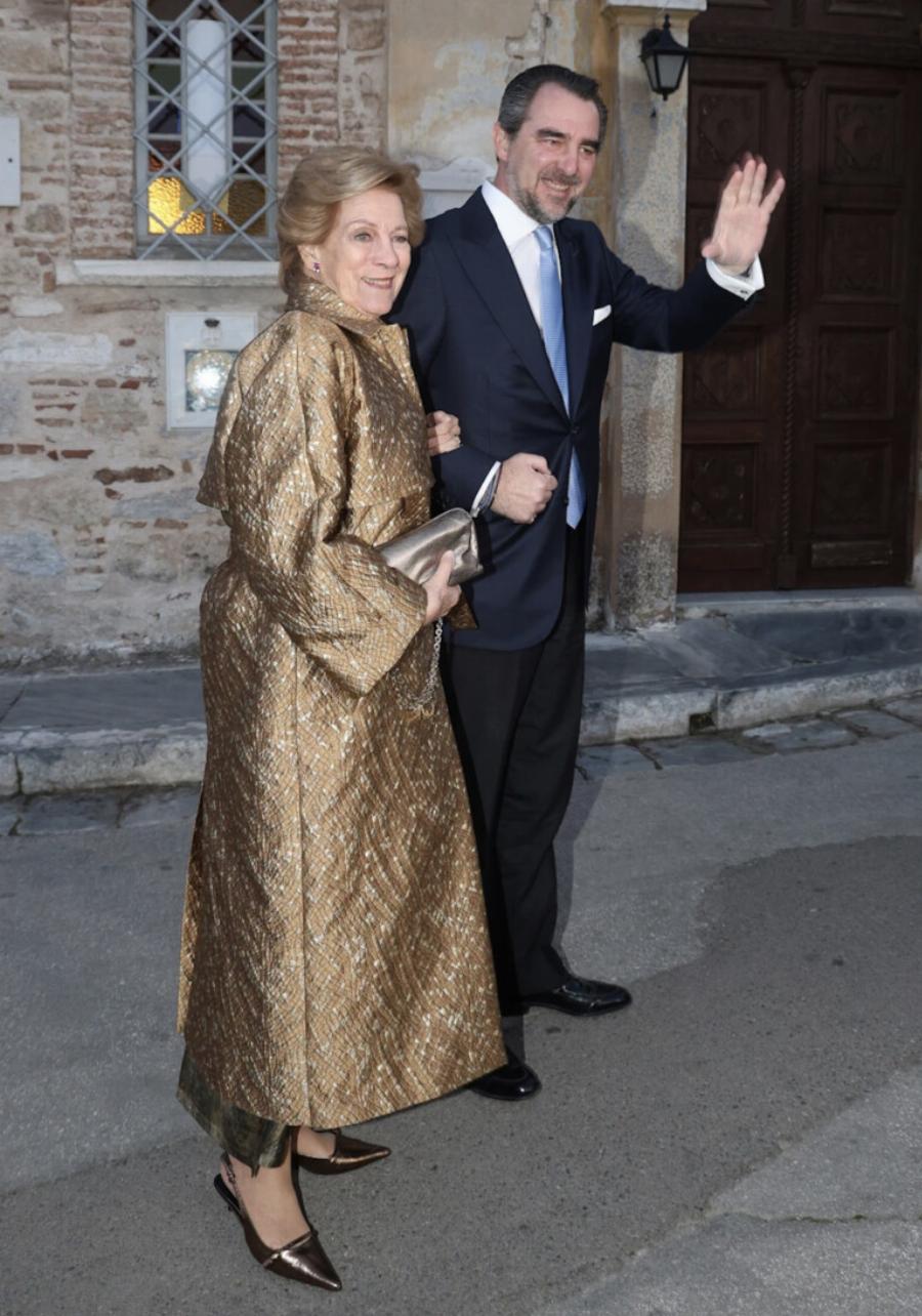 Mε χpυσή ζακάρ καμπαρντίνα, ζαλίζει η τιμή της: Τις “έσβησε” όλες η Άννα Μαρία στα 78 της, εμφάνιση χιλιάδων ευρώ στον γάμο του γιου της με την Χρυσή Βαρδινογιάννη