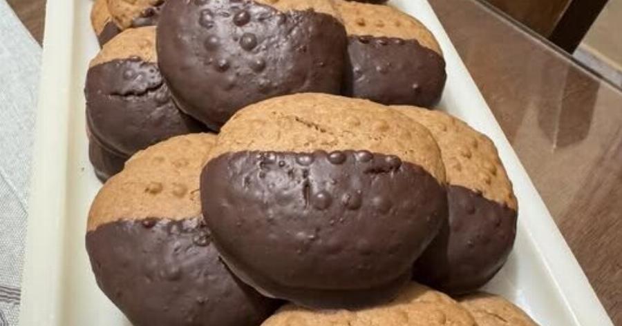 Δεν μένει ούτε ένα στο κουτί! Τα νηστίσιμα μπισκότα μπανάνα-σοκολάτα που λιώνουν στο στόμα