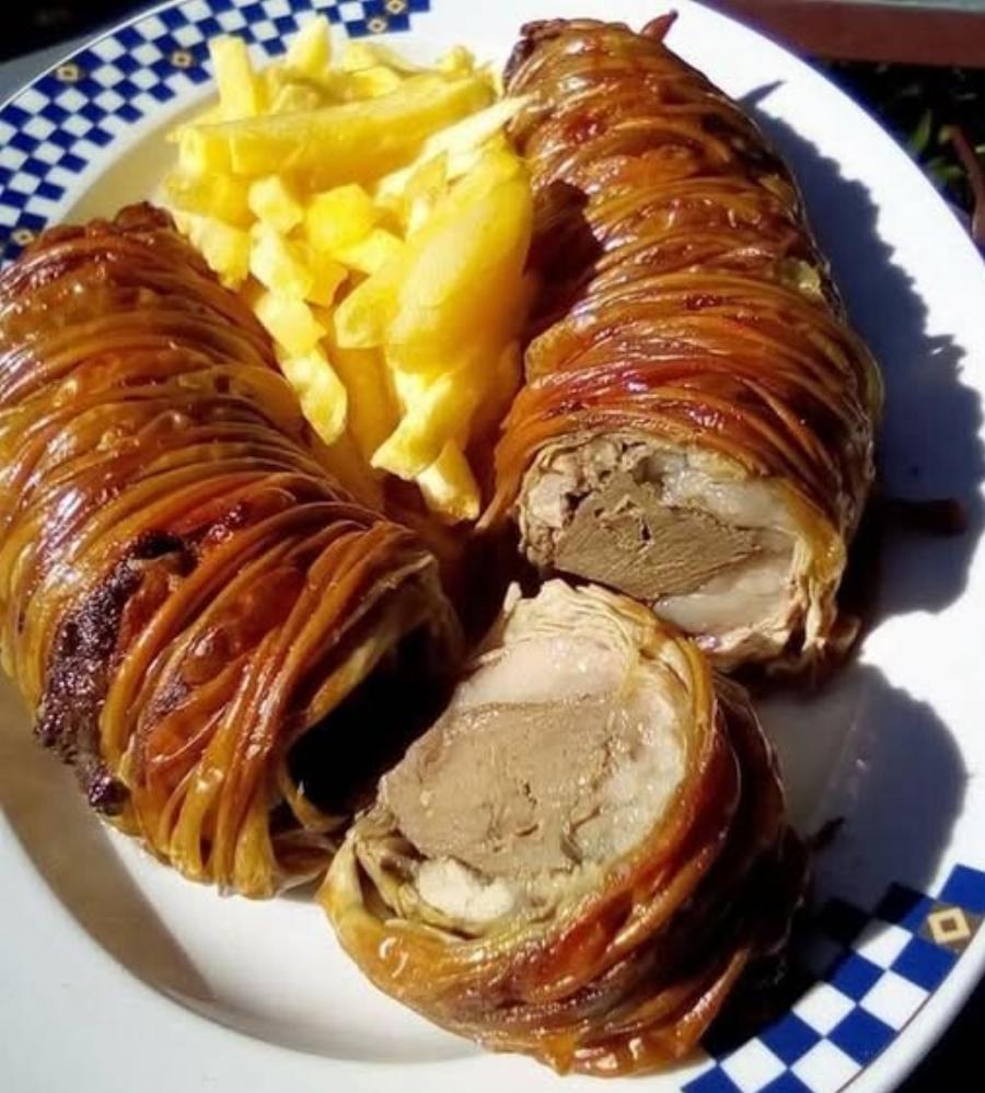 Κοκορέτσι στη γάστρα: Η εύκολη εκδοχή που γίνεται ζουμερή και τραγανή χωρίς σούβλα