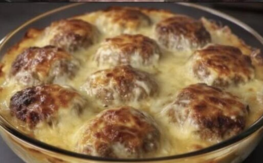 Ζουμερά κεφτεδάκια με κρεμώδη σάλτσα και πουρέ εύκολη συνταγή για οικογενειακό τραπέζι με πλούσια γεύση