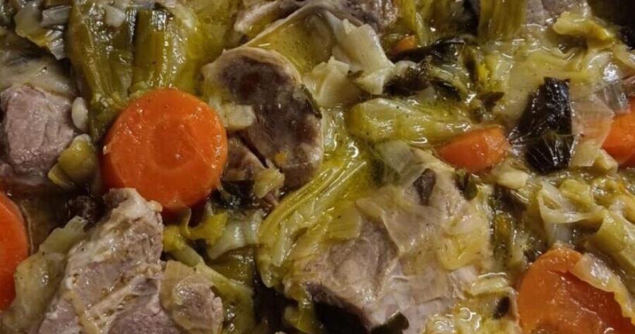 Παραδοσιακό χοιρινό με πράσα και αυγολέμονο όπως το φτιάχνουν οι μαμάδες