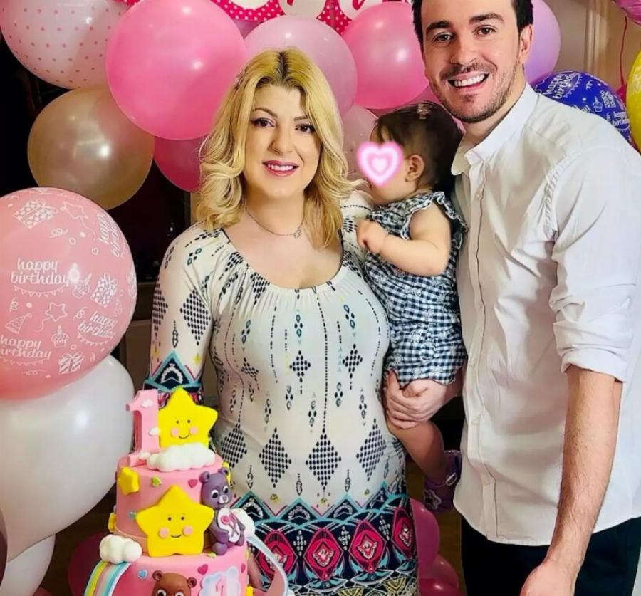 Ξανά μαζί! Η Άντζελα Δημητρίου αγκαλιά με την εγγονή της στα πρώτα της γενέθλια – Η φωτογραφία με την κόρη της και τον γαμπρό της