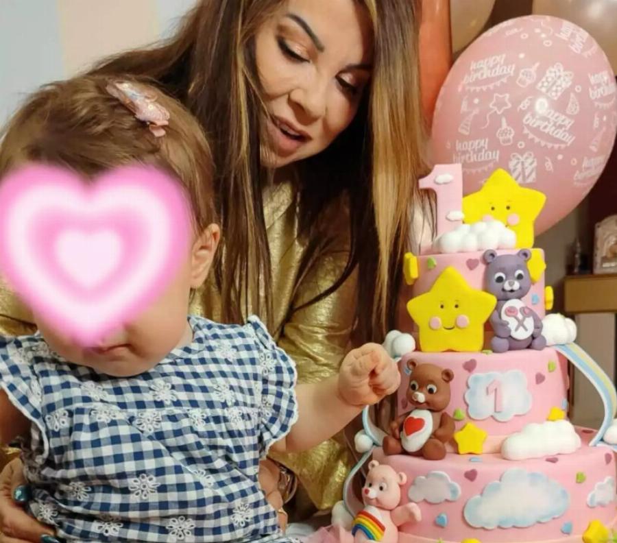 Ξανά μαζί! Η Άντζελα Δημητρίου αγκαλιά με την εγγονή της στα πρώτα της γενέθλια – Η φωτογραφία με την κόρη της και τον γαμπρό της