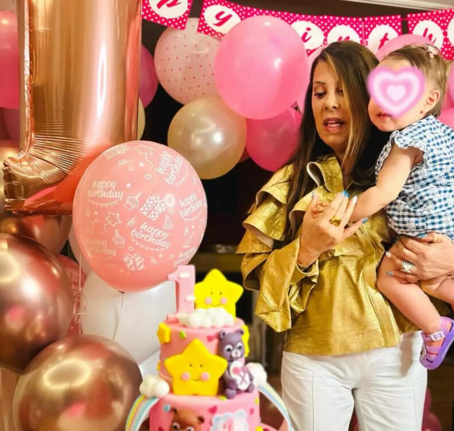 Ξανά μαζί! Η Άντζελα Δημητρίου αγκαλιά με την εγγονή της στα πρώτα της γενέθλια – Η φωτογραφία με την κόρη της και τον γαμπρό της