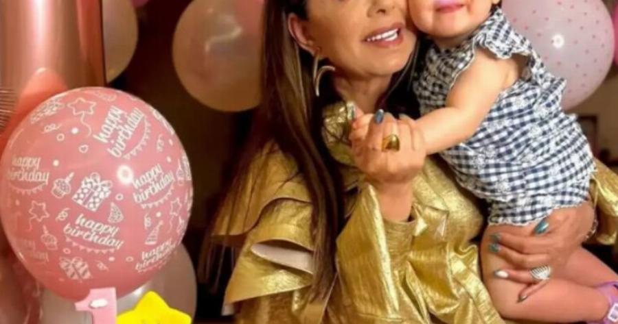 Ξανά μαζί! Η Άντζελα Δημητρίου αγκαλιά με την εγγονή της στα πρώτα της γενέθλια – Η φωτογραφία με την κόρη της και τον γαμπρό της