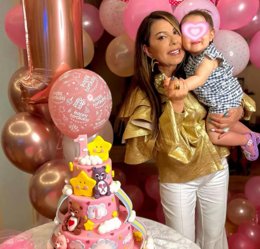 Ξανά μαζί! Η Άντζελα Δημητρίου αγκαλιά με την εγγονή της στα πρώτα της γενέθλια – Η φωτογραφία με την κόρη της και τον γαμπρό της