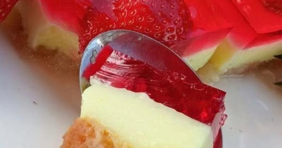 Γλυκό ψυγείου με φρυγανιές, κρέμα και ζελέ φράουλας