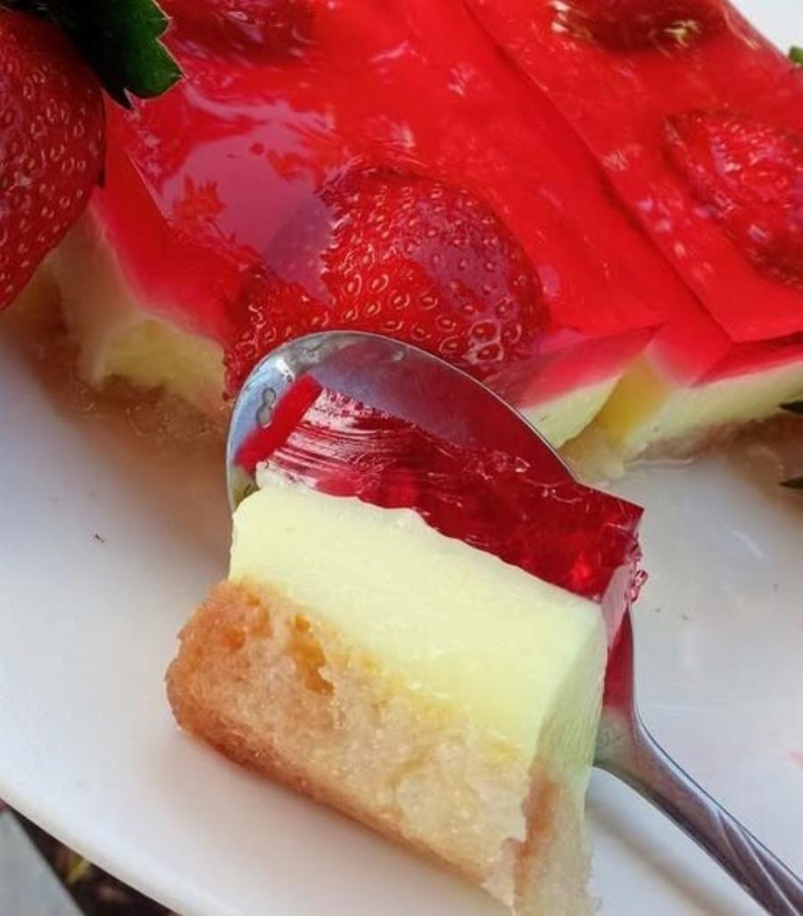 Γλυκό ψυγείου με φρυγανιές, κρέμα και ζελέ φράουλας