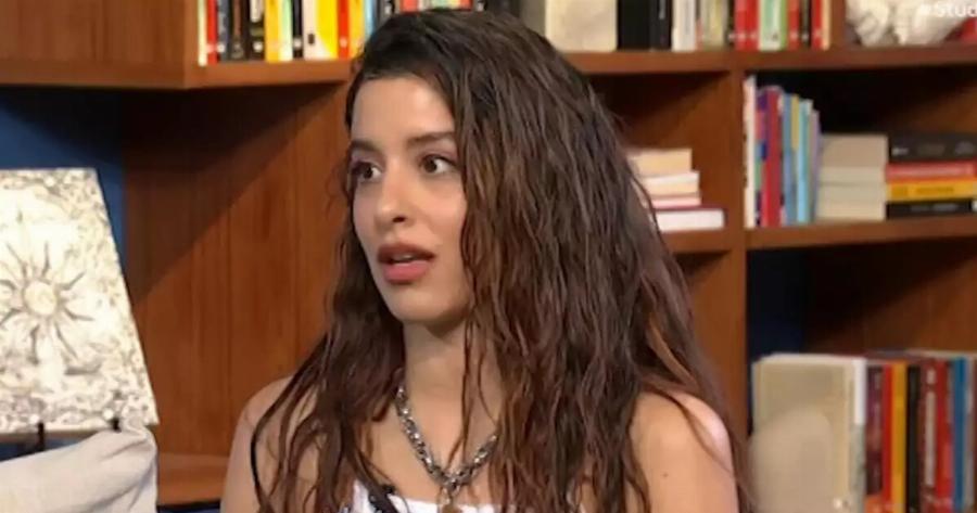 “Σκουπιδοσακούλα”: Χαμός στο διαδίκτυο με τη Μαρίνα Σάττι και το φόρεμα που δίχασε