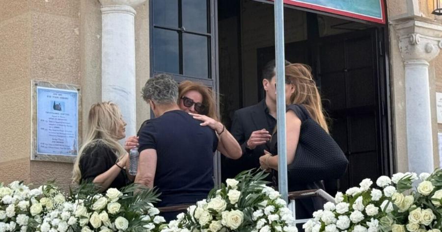 Κατέρρευσε η αδερφή της Γωγώς Μαστροκώστα στην κηδεία της – «Ράγισαν» καρδιές οι λέξεις της μητέρας της