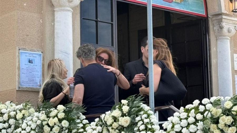 «Καλώς το λουλούδι μου»: Τα σπαρακτικά λόγια της μητέρας της Γωγώς Μαστροκώστα στην κηδεία της στο Ελληνικό