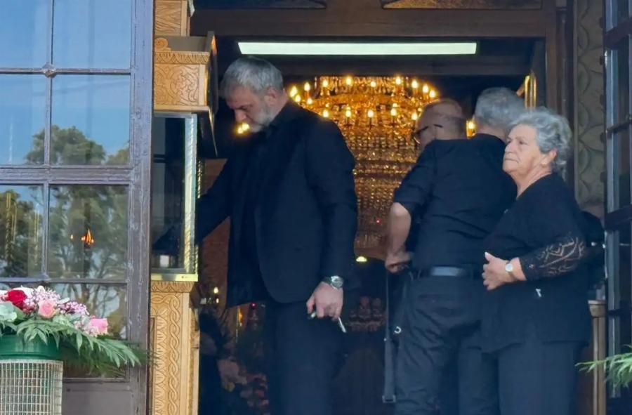 «Καλώς το λουλούδι μου»: Τα σπαρακτικά λόγια της μητέρας της Γωγώς Μαστροκώστα στην κηδεία της στο Ελληνικό