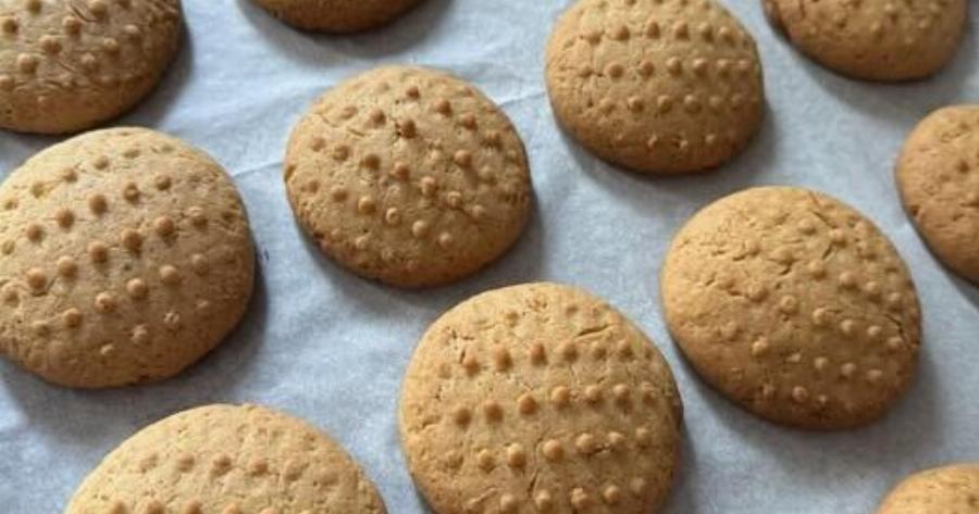 Δεν μένει ούτε ένα! Τα νηστίσιμα μπισκότα μήλο-κανέλα που μοσχοβολούν όλο το σπίτι.