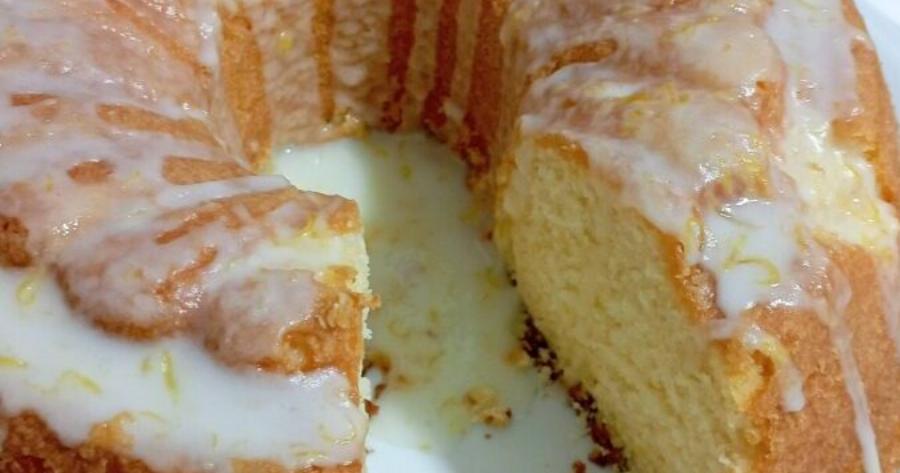 Αφράτο λεμονάτο κέικ με γιαούρτι και γλάσο λεμονιού